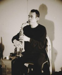 Image of Artur Vidal playing a saxophone 
