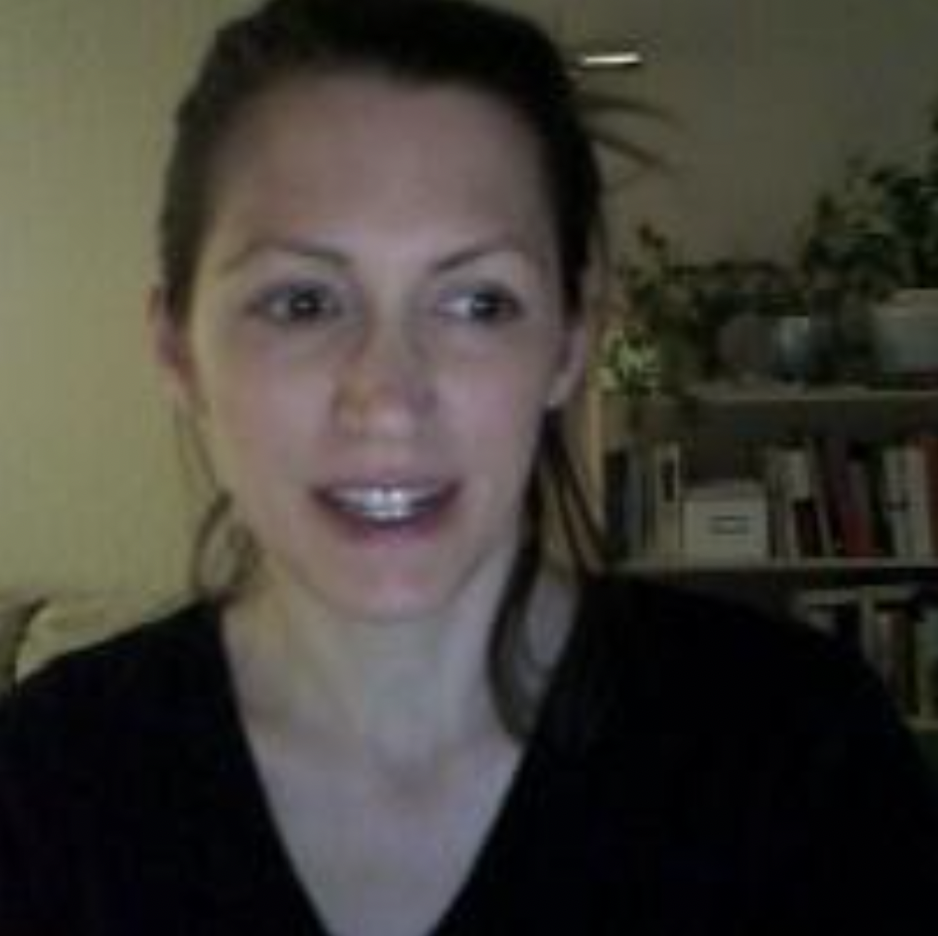 Profile image of Carrie Giunta with book shelf behind
